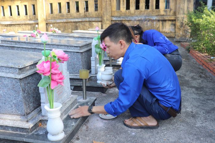 Thanh niên phường Hải Vân chăm sóc phần mộ liệt sĩ.