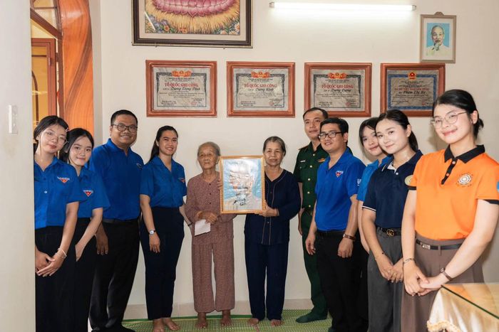 Đoàn Thanh niên - Hội Sinh viên Trường Đại học Sư phạm (Đại học Đà Nẵng) đã tổ chức chuỗi chương trình tri ân với nhiều hoạt động ý nghĩa.