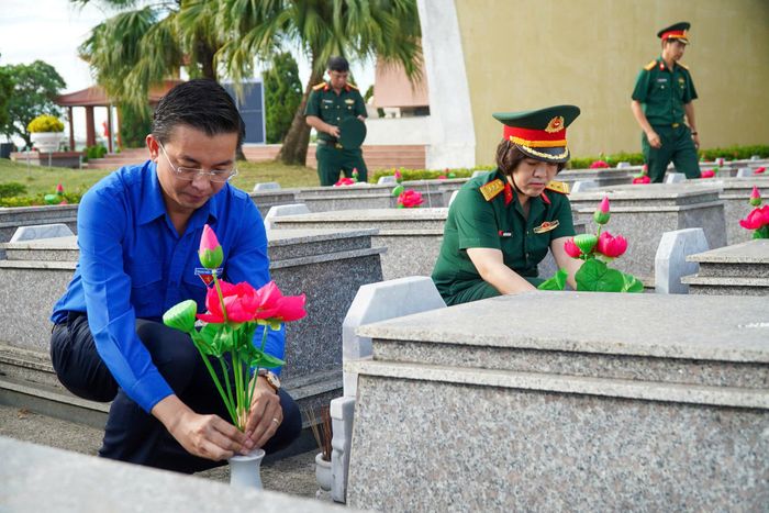 Thanh niên Đà Nẵng thay mới hoa trên các phần mộ liệt sĩ,.