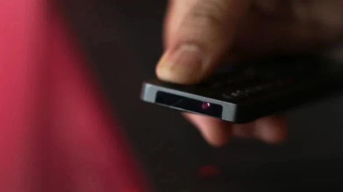 Remote hồng ngoại sử dụng các xung ánh sáng vô hình bằng đèn LED để gửi tín hiệu. Ảnh: Engadget.