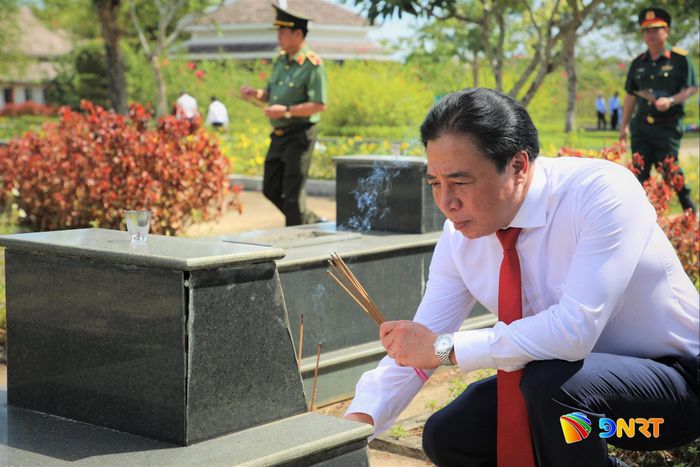 Phó Bí thư Thường trực Thành ủy Nguyễn Khắc Toàn viếng hương phần mộ liệt sĩ. Ảnh: ALĂNG NGƯỚC