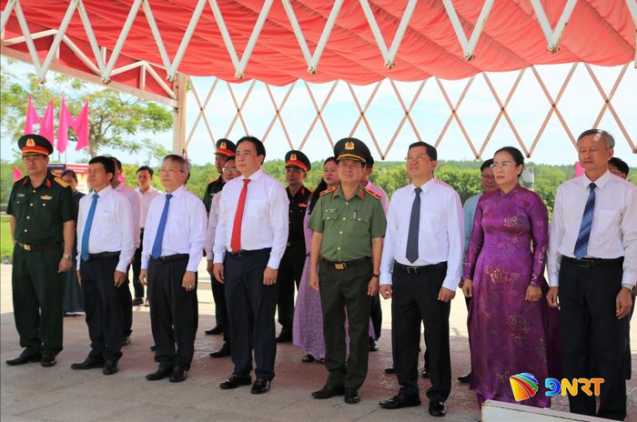 Lãnh đạo thành phố tham dự lễ dâng hương tri ân các anh hùng liệt sĩ và Bà mẹ Việt Nam anh hùng. Ảnh: ALĂNG NGƯỚC