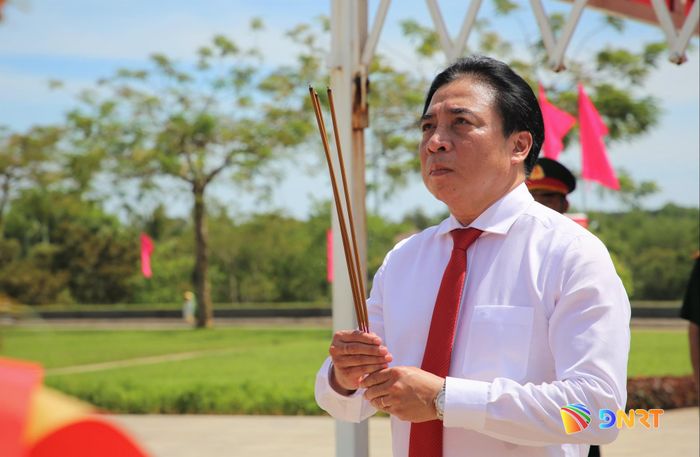 Phó Bí thư Thường trực Thành ủy Nguyễn Khắc Toàn dâng hương tri ân các anh hùng liệt sĩ và Bà mẹ Việt Nam anh hùng. Ảnh: ALĂNG NGƯỚC