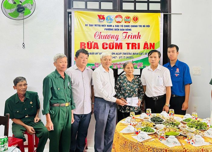 Bữa cơm nghĩa tình tại nhà Anh hùng Lực lượng vũ trang nhân dân Đặng Thị Én là dịp để các thế hệ cùng quây quần, tri ân những người đã hy sinh tuổi xuân cho hòa bình hôm nay. Ảnh: THÚY HIỀN