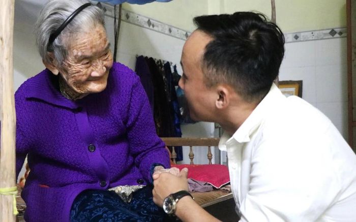 Mỗi dịp Tết đến xuân về hay ngày Thương binh - Liệt sĩ 27/7, những đoàn viên, thanh niên lại ghé thăm, ngồi nghe những câu chuyện một thời khói lửa, cống hiến quên mình cho Tổ quốc của những người có công, những gia đình chính sách neo đơn. Ảnh: THÚY HIỀN