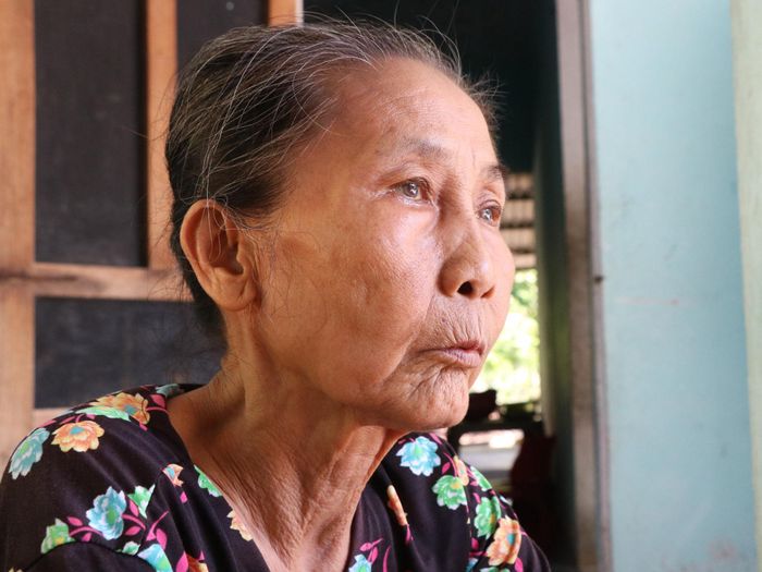 Ánh mắt bà Nguyễn Thị Thu chùng xuống, ngấn lệ khi hồi tưởng những ngày bị tra tấn và chứng kiến đồng đội hy sinh ngay trước mắt. Ảnh: THÚY HIỀN