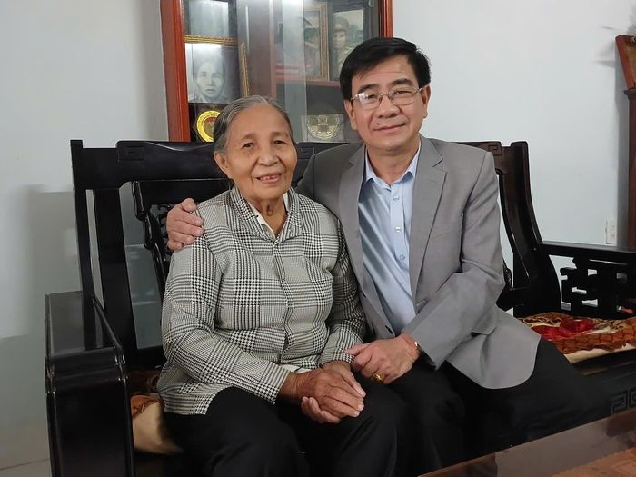 Những cuộc gặp gỡ, thăm hỏi thường xuyên của chính quyền các cấp là nguồn động viên để Anh hùng Lực lượng vũ trang nhân dân Đặng Thị Én thêm ấm lòng trong tuổi xế chiều. Ảnh: THÚY HIỀN