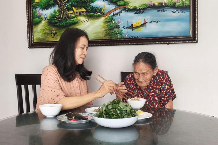 Hơn ba thập kỷ qua, người cháu dâu Võ Thị Lượng vẫn tận tình chăm sóc, đồng hành cùng mẹ Nhỏ qua từng "bữa cơm" như người con ruột trong gia đình. Ảnh: THÚY HIỀN