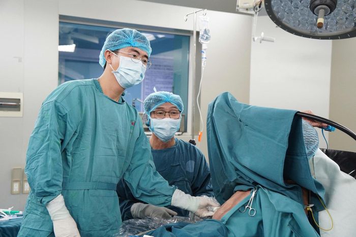 Bác sĩ Bệnh viện Ung bướu Đà Nẵng thực hiện kỹ thuật đốt u gan bằng vi sóng kết hợp tạo tràn dịch màng phổi chủ động. Ảnh: Bệnh viện Ung bướu Đà Nẵng