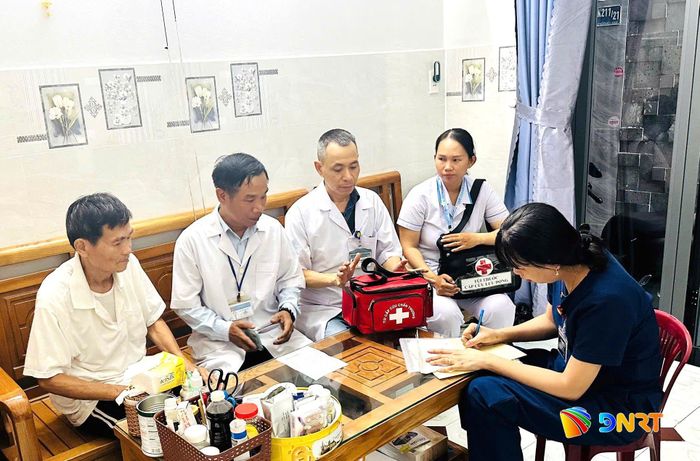 Việc đưa dịch vụ y tế đến tận nhà nhằm nâng cao chất lượng chăm sóc sức khỏe ban đầu cho các đối tượng chính sách, góp phần thực hiện đạo lý "Uống nước nhớ nguồn". Ảnh: THẢO LY