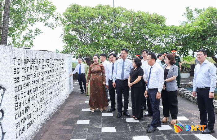 Lãnh đạo thành phố tham quan khu di tích. Ảnh: NGỌC PHÚ