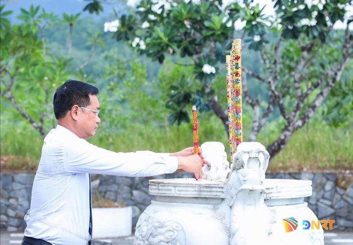 Bí thư Thành ủy Lê Ngọc Quang dâng hương các anh hùng liệt sĩ. Ảnh: NGỌC PHÚ