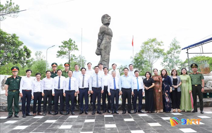 Lãnh đạo thành phố chụp ảnh lưu niệm tại khu di tích. Ảnh: NGỌC PHÚ