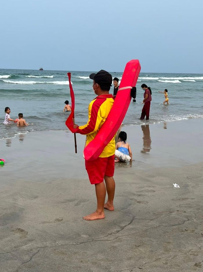 Việc có mặt thường xuyên của lực lượng cứu hộ đã mang lại sự yên tâm cho người dân và du khách khi vui chơi, tắm biển.
