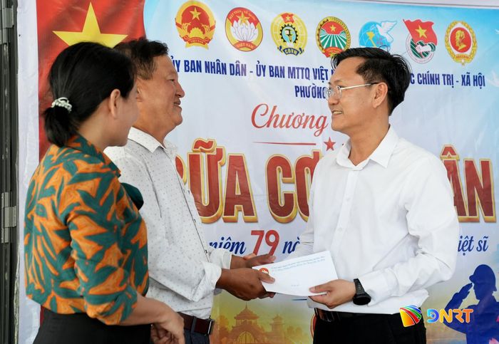 Lãnh đạo phường Hương Trà trao quà cho gia đình ông Nguyễn Trung Phước. Ảnh: HỒ QUÂN