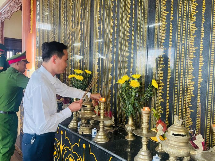 Phó Trưởng đoàn chuyên trách Đoàn đại biểu Quốc hội thành phố Nguyễn Duy Minh dâng hương tại Đài tưởng niệm các anh hùng liệt sĩ Thăng Bình. Ảnh: HỒNG CHÂU