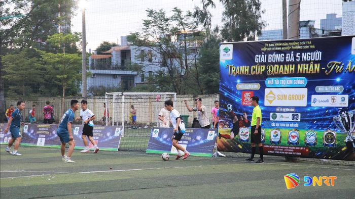 Trận đấu đầu tiên tại giải diễn ra sôi nổi. Ảnh: ĐẮC MẠNH