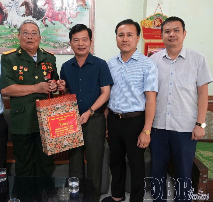 Lãnh đạo xã Búng Lao thăm hỏi, tặng quà gia đình chính sách, người có công với cách mạng trên địa bàn xã nhân dịp kỷ niệm 79 năm ngày Thương binh - Liệt sĩ.