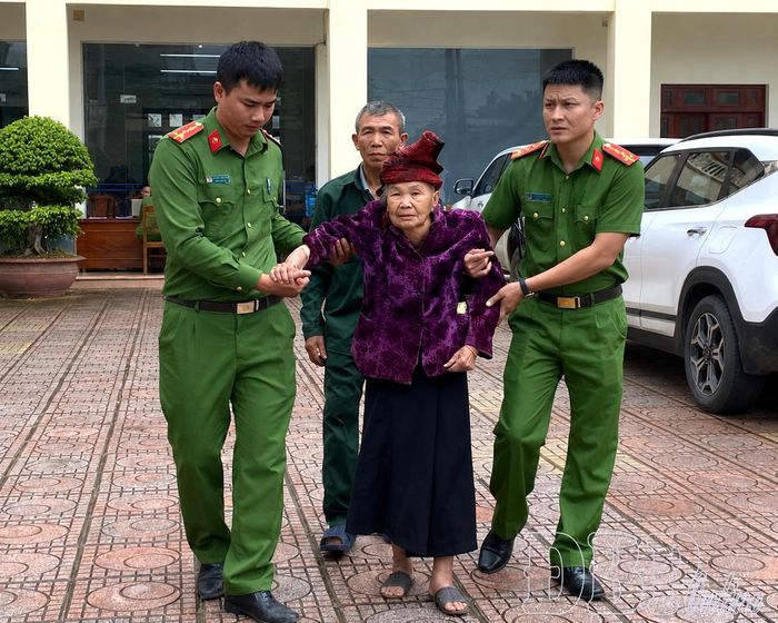 Thân nhân liệt sĩ được lực lượng công an hỗ trợ khi đến điểm thu nhận mẫu ADN.