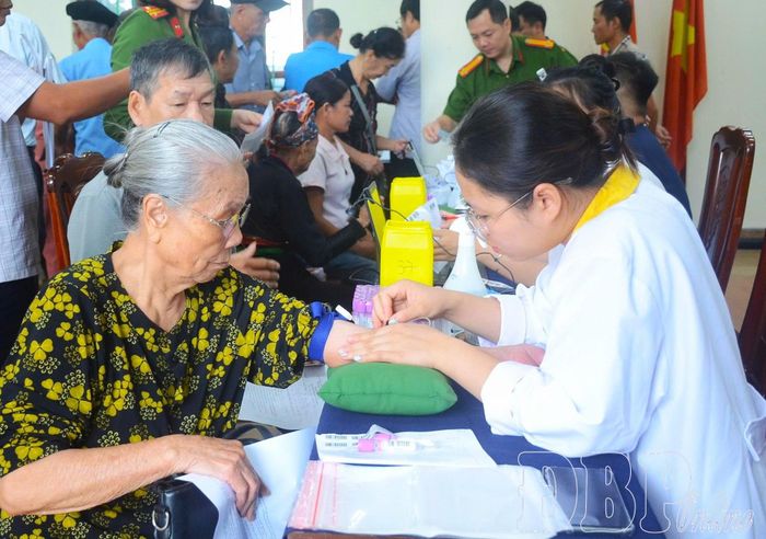 Bà Trần Thị Múi đến điểm thu nhận mẫu ADN với hy vọng sớm tìm thấy hài cốt em trai để đưa liệt sĩ về với quê hương. 