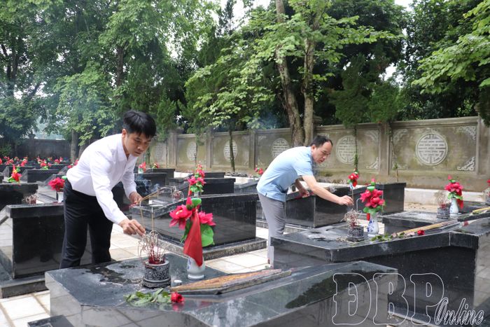 Đại biểu dâng hương lên phần mộ các anh hùng liệt sĩ.