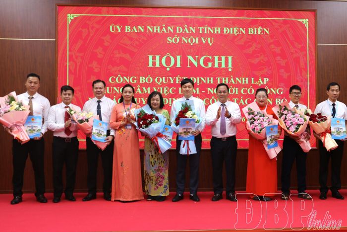 Lãnh đạo Sở Nội vụ tặng hoa chúc mừng 7 cán bộ được tiếp nhận, điều động, bổ nhiệm giữ chức vụ mới.