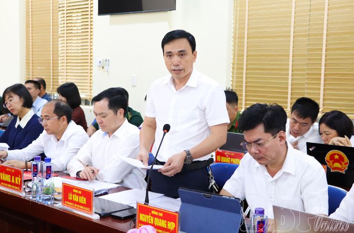 Bí thư Đảng ủy xã Chà Tở phát biểu tại buổi làm việc. 