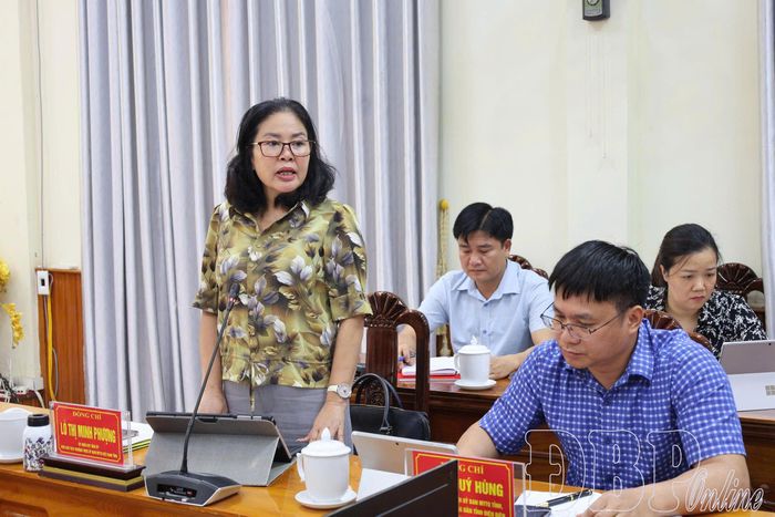 Đồng chí Lò Thị Minh Phượng, Phó Bí thư Đảng ủy MTTQ, Phó Chủ tịch Thường trực Ủy ban MTTQ Việt Nam tỉnh phát biểu tại hội nghị.