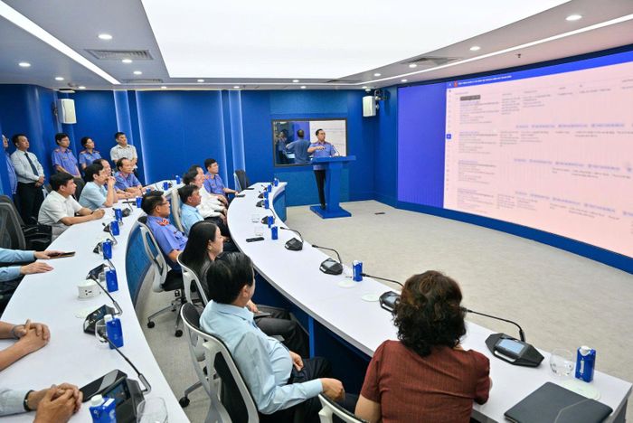 Đồng chí Thường trực Ban Bí thư Trần Cẩm Tú và các đại biểu nghe giới thiệu về Trung tâm điều hành thông minh và nền tảng quản lý án hình sự ngành Kiểm sát nhân dân. 