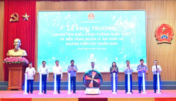 Đồng chí Thường trực Ban Bí thư Trần Cẩm Tú và các đại biểu thực hiện nghi thức khai trương Trung tâm điều hành thông minh và nền tảng quản lý án hình sự ngành Kiểm sát nhân dân. 