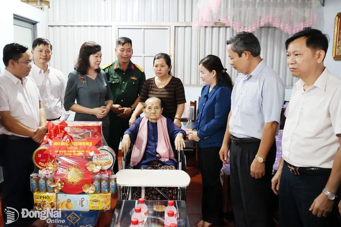 Phó Bí thư Thành ủy, Chủ tịch Ủy ban MTTQ Việt Nam thành phố Đồng Nai Huỳnh Thị Hằng (thứ 3 từ trái qua) đến thăm, tặng quà Mẹ Việt Nam anh hùng Bùi Thị Năm, xã Lộc Tấn.
