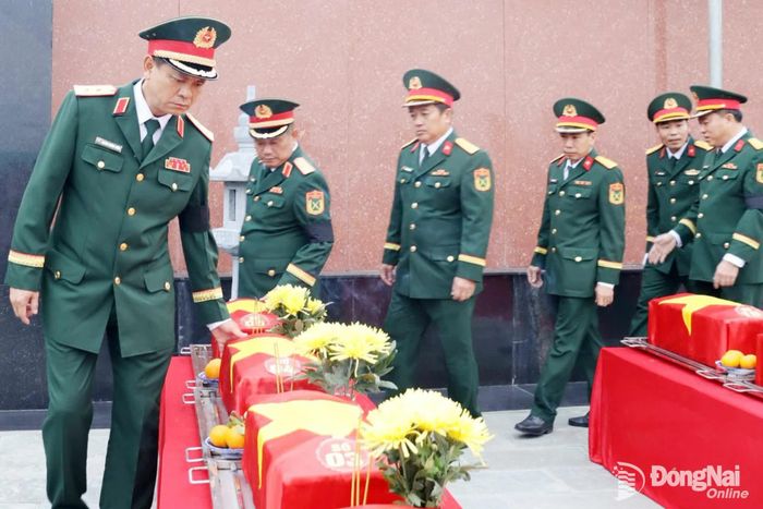 Thượng tướng Nguyễn Trường Thắng, Ủy viên Trung ương Đảng, Ủy viên Thường vụ Quân ủy Trung ương, Thứ trưởng Bộ Quốc phòng và các đại biểu trong lễ truy điệu hài cốt liệt sĩ tại Nghĩa trang liệt sĩ Bình Phước.