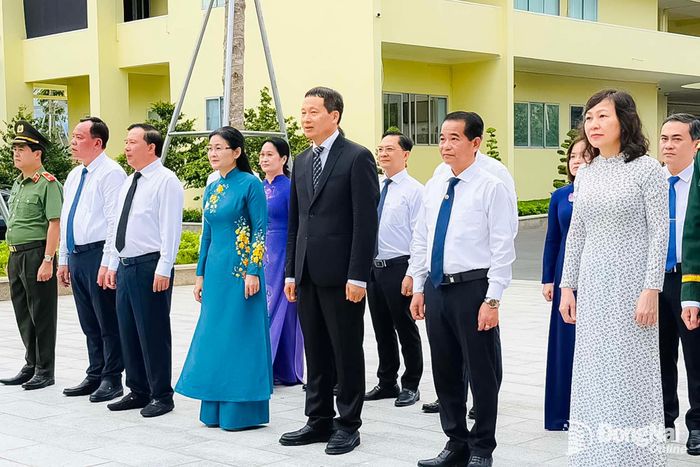 Các đồng chí lãnh đạo thành phố dự lễ dâng hương tại Nhà thờ Bác Hồ. Ảnh: Công Nghĩa