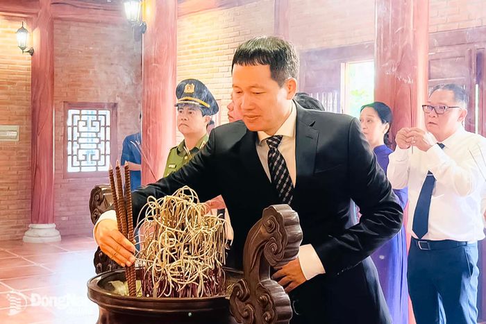 Đồng chí Vũ Hồng Văn, Ủy viên Trung ương Đảng, Bí thư Thành ủy, Trưởng đoàn Đại biểu Quốc hội thành phố dâng hương tưởng nhớ Bác Hồ, Đại tướng Võ Nguyên Giáp và Anh hùng Lực lượng vũ trang nhân dân, liệt sĩ Võ Thị Sáu. Ảnh: Công Nghĩa