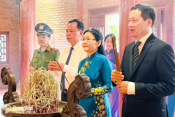 Các đồng chí lãnh đạo thành phố thành kính dâng hương. Ảnh: Công Nghĩa