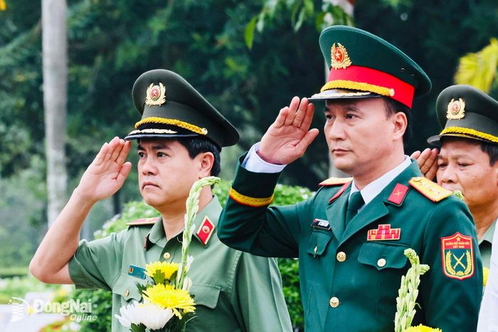 Thiếu tướng Nguyễn Đức Hải, Ủy viên Ban Thường vụ Thành ủy, Giám đốc Công an thành phố và Đại tá Võ Thành Danh, Ủy viên Ban Thường vụ Thành ủy, Chỉ huy trưởng Bộ Chỉ huy Quân sự thành phố nghiêm trang tưởng nhớ các anh hùng liệt sĩ. Ảnh: Công Nghĩa 