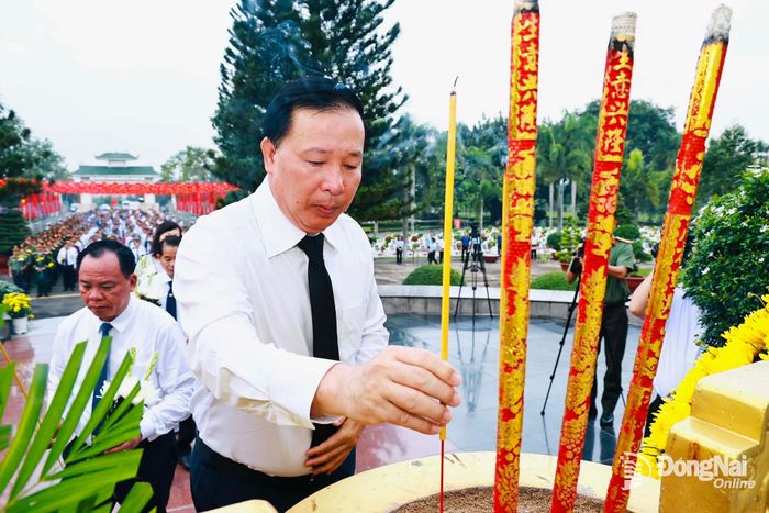 Phó Bí thư Thành ủy, Chủ tịch UBND thành phố Nguyễn Văn Út thắp hương tưởng nhớ các liệt sĩ. Ảnh: Công Nghĩa