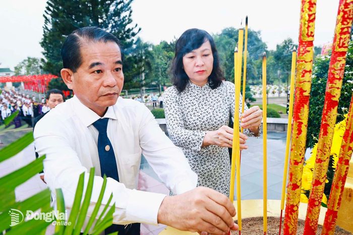 Đồng chí Huỳnh Thị Hằng, Phó Bí thư Thành ủy, Chủ tịch Ủy ban MTTQ Việt Nam thành phố và đồng chí Thái Bảo, Phó Bí thư Thành ủy, Trưởng ban Tổ chức Thành ủy dâng hương tưởng nhớ các liệt sĩ. Ảnh: Công Nghĩa