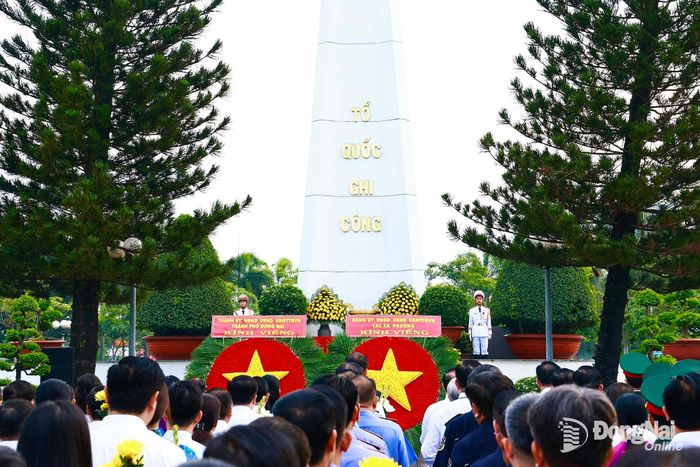 Các đại biểu nghiêm trang đứng trước tượng đài Tổ quốc ghi công. Ảnh: Công Nghĩa 