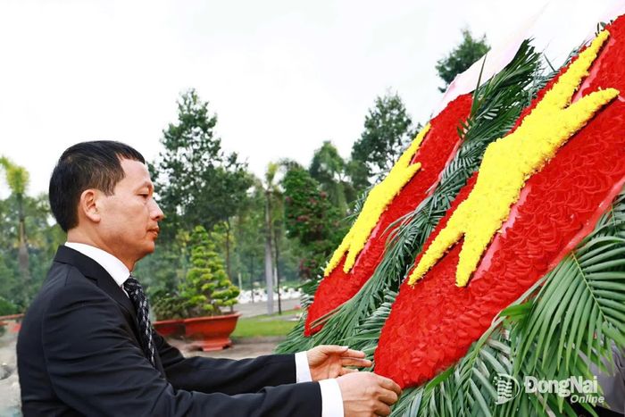 Đồng chí Vũ Hồng Văn, Ủy viên Trung ương Đảng, Bí thư Thành ủy, Trưởng đoàn Đại biểu Quốc hội thành phố chỉnh các vòng hoa trước lễ viếng. Ảnh: Công Nghĩa 