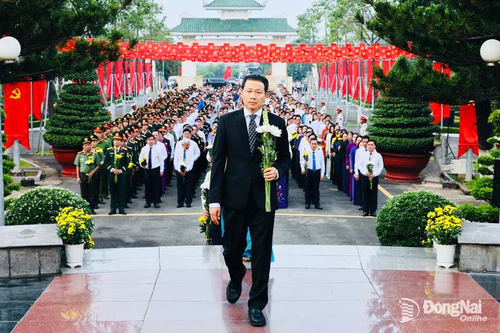 Đồng chí Vũ Hồng Văn, Ủy viên Trung ương Đảng, Bí thư Thành ủy, Trưởng đoàn Đại biểu Quốc hội thành phố dâng hương trước tượng đài Tổ quốc ghi công. Ảnh: Công Nghĩa