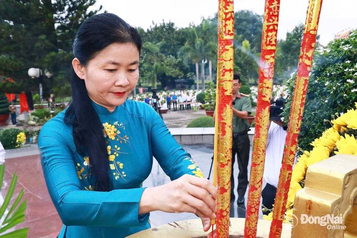 Đồng chí Tôn Ngọc Hạnh, Ủy viên Trung ương Đảng, Phó Bí thư Thường trực Thành ủy, Chủ tịch HĐND thành phố dâng hương trước tượng đài Tổ quốc ghi công. Ảnh: Công Nghĩa