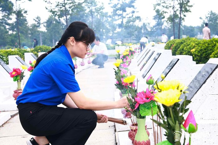 Hoa tươi và hương thơm được thắp trên tất cả các phần mộ liệt sĩ. Ảnh: Công Nghĩa 
