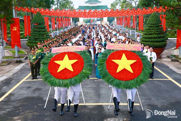 Đội nghi lễ dâng vòng hoa của Thành ủy - HĐND - UBND và Ủy ban MTTQ Việt Nam thành phố và các xã, phường. Ảnh: Công Nghĩa
