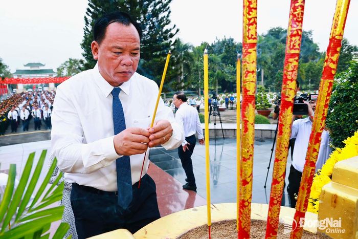 Phó Bí thư Thành ủy Võ Tấn Đức thành kính dâng hương tưởng nhớ các liệt sĩ. Ảnh: Công Nghĩa