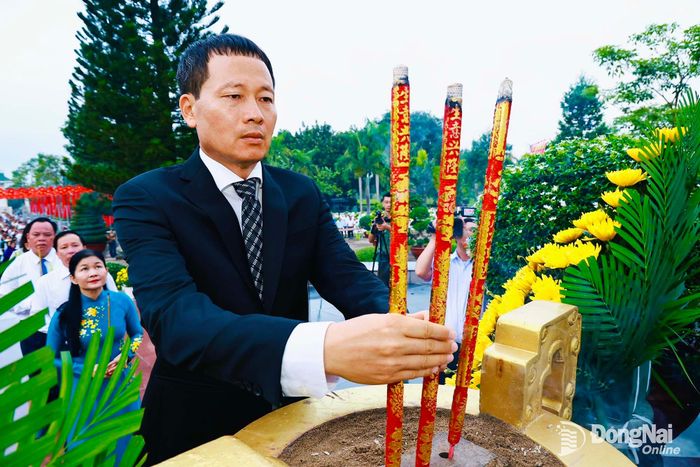 Đồng chí Vũ Hồng Văn, Ủy viên Trung ương Đảng, Bí thư Thành ủy, Trưởng đoàn Đại biểu Quốc hội thành phố dâng hương. Ảnh: Công Nghĩa 