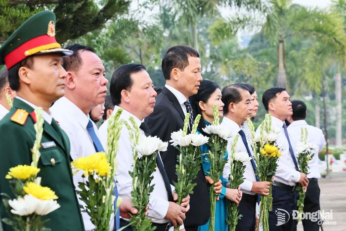 Các đồng chí lãnh đạo thành phố thành kính trước Tượng đài Tổ quốc ghi công. Ảnh: Công Nghĩa
