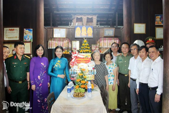 Đoàn công tác tặng quà cho người thân của mẹ Việt Nam anh hùng Nguyễn Thị Mao. Ảnh: Trần Danh