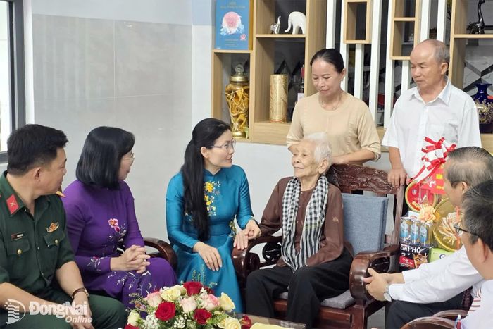 Đồng chí Tôn Ngọc Hạnh, Ủy viên Trung ương Đảng, Phó Bí thư Thường trực Thành ủy, Chủ tịch HĐND thành phố thăm hỏi mẹ Việt Nam anh hùng Trần Thị Ngọc Ánh (sinh năm 1927, ngụ phường Dầu Giây). Ảnh: Trần Danh