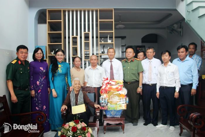 Đoàn công tác tặng quà cho mẹ Việt Nam anh hùng Trần Thị Ngọc Ánh. Ảnh: Trần Danh